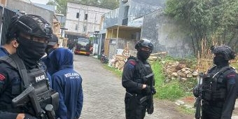 Densus 88 Tangkap Terduga Keluarga Teroris di Villa Junrejo Kota Batu