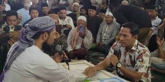 Dituntun Qori' Afrika Selatan, Warga Rungkut Surabaya Ikrar Syahadat di Masjid Al-Akbar
