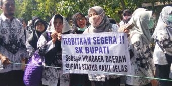 Demo Kantor Bupati, Ratusan Guru Honorer dan PTT Lamongan Ancam Mogok Kerja