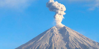 Kamis Pagi ini, Gunung Semeru Alami Erupsi Abu Vulkanik Setinggi 700 Meter