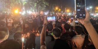 Ribuan Suporter Madura United Nyalakan 1.000 Lilin, Doakan Korban Tragedi Kanjuruhan