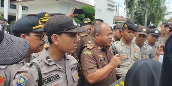 Laporan Dugaan Korupsi DD Sokobanah Dinilai Mandek, Warga Demo Kejari Sampang