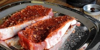 Resep Steak Daging Sapi Saus Lada Hitam ala Rumahan