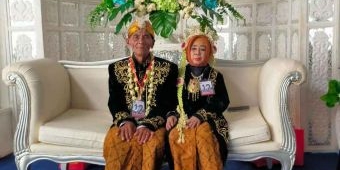 Unik! Pasangan Lanjut Usia Ikuti Nikahan Massal yang Digelar Oleh Pemkab Ngawi