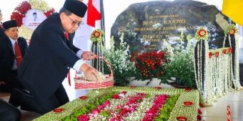 Jelang Hari Jadi Provinsi Jatim, Pj Gubernur Adhy Ziarah dan Tabur Bunga di Makam Proklamator RI