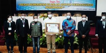 Award Yayasan Ujung Aspal Jatim dan Sharing Opinion