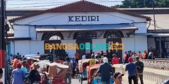 Puluhan PKL dan Tukang Becak Unjuk Rasa di Stasiun Kediri, Tuntut KAI Beri CSR dan Tak Seenaknya