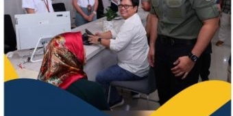 Menteri AHY Tinjau Layanan Tanah Akhir Pekan dan Serahkan Sertifikat Elektronik di Balikpapan