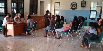 Satpol PP Gresik Razia Warung di Sekitar Telaga Ngipik, Amankan 18 Perempuan Penjaga Warung