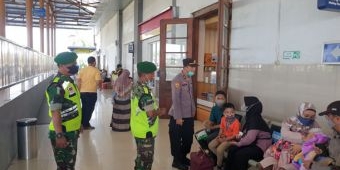 Sapa Masyarakat, Personel Pos Pam Stasiun Mojokerto Berikan Rasa Aman kepada Pemudik