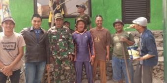 Wujud Kebersamaan, Satgas TMMD 106 Gotong Royong Dalam Pengecatan Pos Linmas