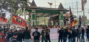 Diduga Ditinggali Orang Asing Selain Bupati, Puluhan Warga Geruduk Pendopo RHN Blitar