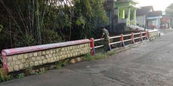 BPBD Mojokerto Bersama Warga Bersihkan Jalan Usai Diterjang Banjir