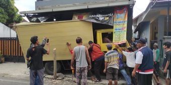 Sopir Kaget, Mobil Boks di Kota Blitar 'Nyungsep' ke Toko