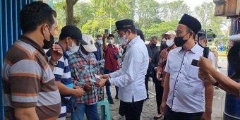 Bupati Bangkalan Serahkan Voucer Bantuan untuk Ribuan PKL