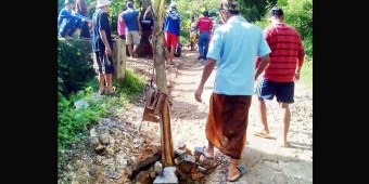 Kesal Tak Kunjung Diperbaiki Pemkab, Warga Kadur Tanami Jalan Desa dengan Pohon Pisang