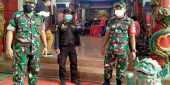 Babinsa Nyamplungan Surabaya Lakukan Pengamanan di Kelenteng Hong Tiek Hian