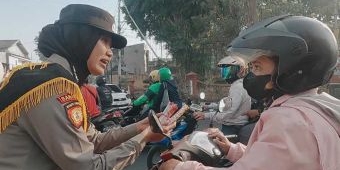 Polwan Polres Mojokerto Turun ke Jalan untuk Sosialisasi Tertib Lalu Lintas