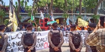 Mahasiswa Demo di DPRD Gresik: Tolak Jokowi 3 Periode, Tolak Kenaikan BBM