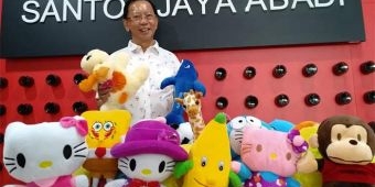 Peduli Bencana Sulteng, Direktur PT Santos Jaya Abadi Berikan Bantuan Boneka untuk Korban Anak-anak