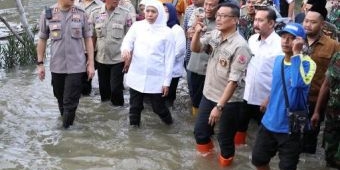 ​Atasi Banjir Luapan Kali Lamong, Khofifah Sebut Pembuatan Tanggul Solusi Jangka Panjang