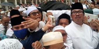 ​Dubes RI: Ada di Lubang Makam yang Salah, Habib Rizieq Serobot Baca Doa untuk Mbah Moen