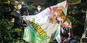 Tegakkan SKB 6 Menteri, ​Polres Bersama Kodim Jombang Copot Atribut FPI di Ploso