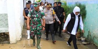 Tinjau Banjir di Sampang, Gubernur Khofifah Minta Semua Pihak Patuhi Peringatan BMKG