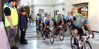 Bupati Dhito Berangkatkan Pesepeda Peserta Kediri Dholo KOM 2024 di Monumen SLG