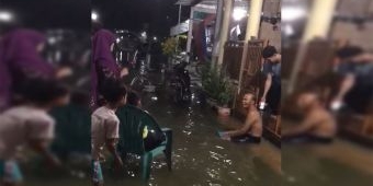 Air Laut Pasang, Banjir Rob Rendam Ratusan Rumah di Desa Banyuwangi Gresik
