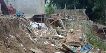 Dua Rumah Warga Bangilan Terseret Longsor Dampak Banjir Kali Kening