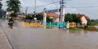 Akibat Hujan Mengguyur Madura, Jalan Nasional Sampang Jadi Genangan Air Sungai