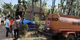 Sinergitas TNI-Polri Salurkan Bantuan Air Bersih di Ngawi