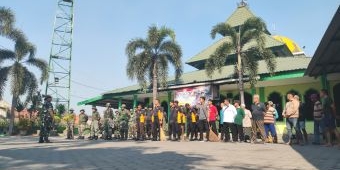 Koramil dan Polsek Prajuritkulon Bebersih Masjid Roudlotul Jannah Kota Mojokerto