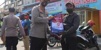  Kapolres Ngawi Pimpin Penyerahan Bantuan pada Petugas Parkir dan PKLW
