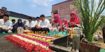 Hajat Nikahkan Putra Ketiganya, Khofifah Ziarah Makam Suami dan Gelar Santunan Yatim