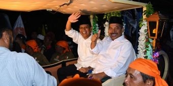 Naik Kereta Kuda, Abah Gun-Dokter Umar Daftar ke KPU Malang Diantar Ribuan Pendukung