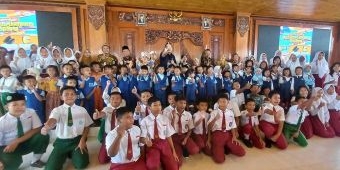 Komitmen Wujudkan Pendidikan Gratis, Pemkot Mojokerto Salurkan Seragam dan Peralatan Sekolah 