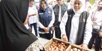 Blusukan ke 2 Pasar di Mojokerto, Gubernur Khofifah Pastikan Stok Bahan Pokok Aman hingga Lebaran
