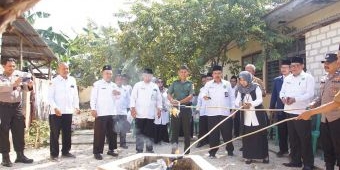 Kemenag Tuban Bakar Ribuan Buku Nikah