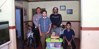 Polres Kediri Beri Sepeda ke Anak Kembar Yatim Piatu