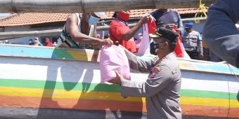 Kapolresta Sidoarjo Bagikan Bansos Sembako dan Bendera Merah Putih di Kampung Nelayan