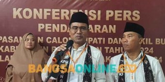 Mathur Husairi-Jayus Salam Daftar ke KPU Bangkalan di Malam Terakhir