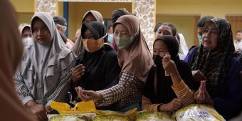 Operasi Pasar Murah di Tuban, Ibu-Ibu Berebut Beras Medium Murah