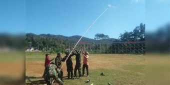 Upacara Pembukaan TMMD, Warga Bareng TNI Naikkan Tiang Bendera