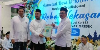 Peringati Rebo Wekasan, Warga Suci Gresik Kirab Tumpeng Agung