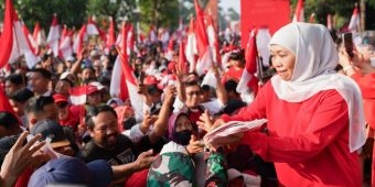 Sambut HUT RI ke-79, Khofifah Bagikan Bendera di Acara Jalan Sehat Kota Mojokerto