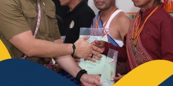 Menteri AHY Serahkan Sertifikat TORA untuk Masyarakat eks Timor Timur yang Setia pada NKRI