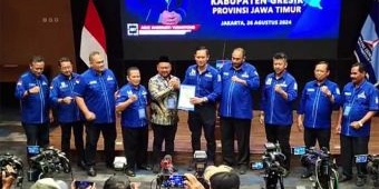 Ketum DPP Demokrat Serahkan SK Rekom untuk Gus Yani-Alif