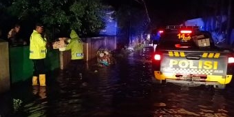 Gerak Cepat Petugas Tangani Banjir di Dringu Probolinggo